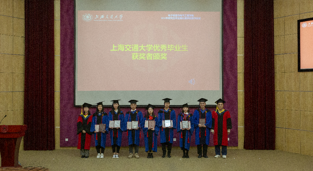 13 优秀毕业生获奖者颁奖3.png