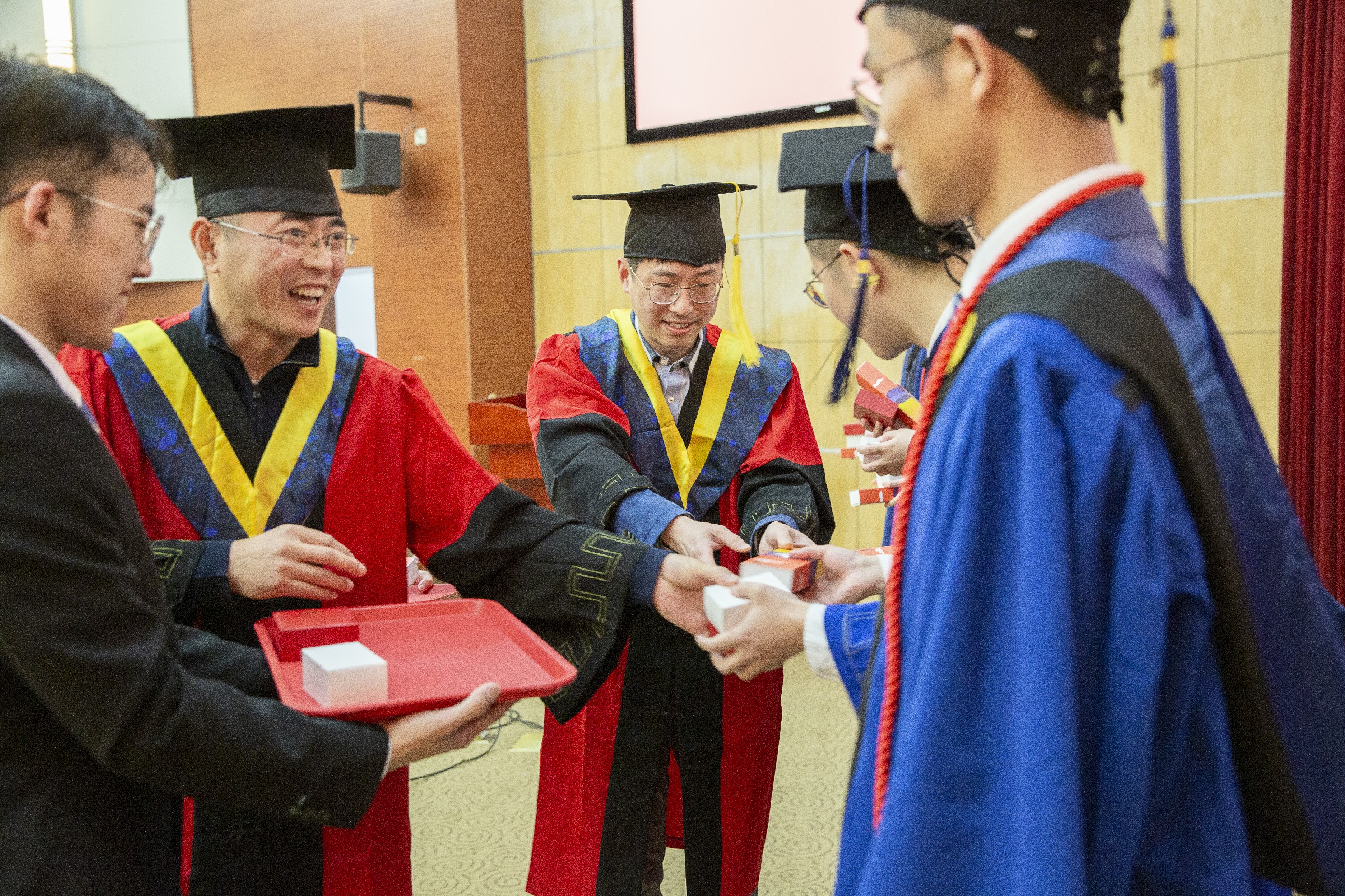 20 系领导向毕业班级理事赠送毕业礼物1.jpg