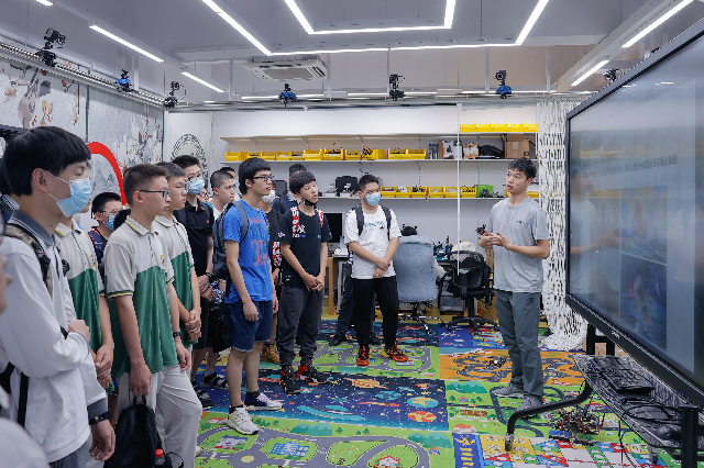 营员参观实验室并认真听讲1~1.png
