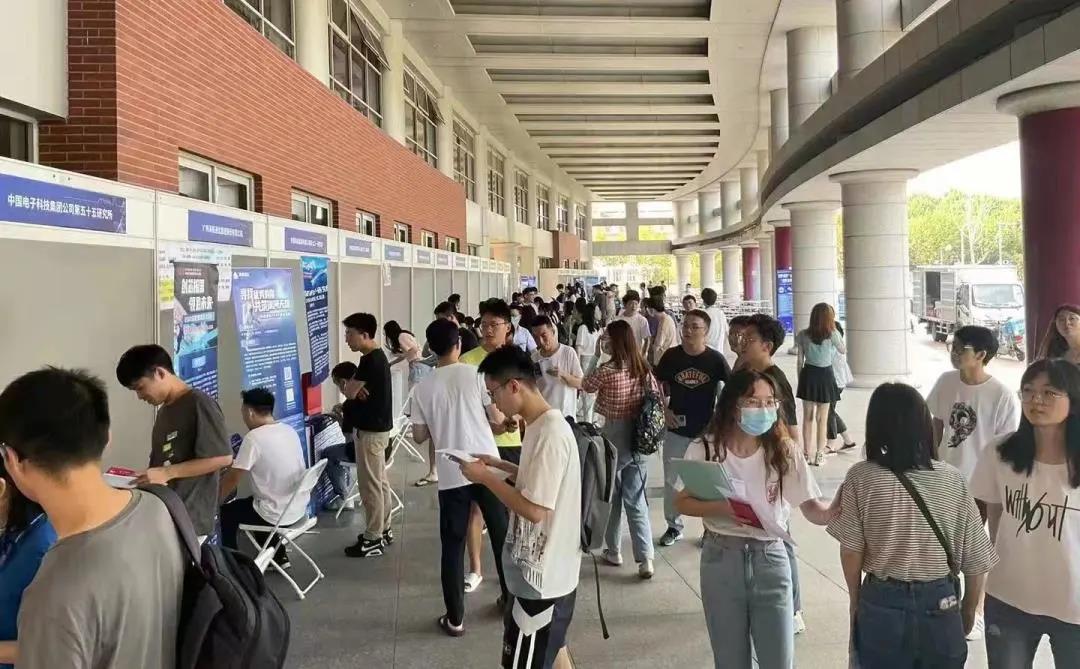 招聘会现场3.jpg
