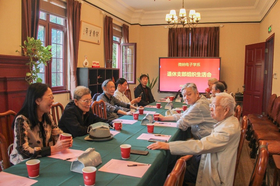 图1：退休支部召开组织生活会.jpg