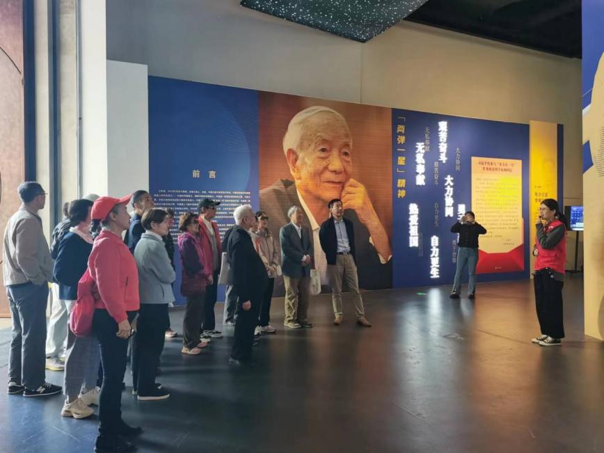 图片1：参观“两弹一星”功勋科学家王希季校友专题展.jpg